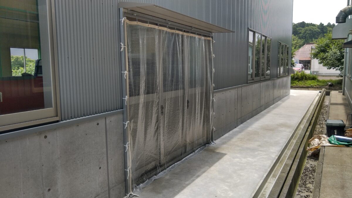 【石川県加賀市内 某工場様】吹き込み防止カーテン設置